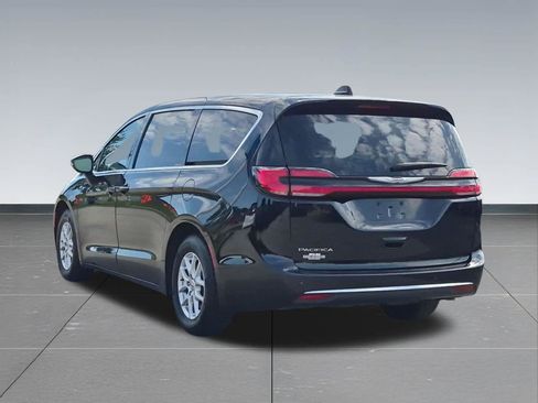 Used 2024 Chrysler Pacifica Touring-L FWD image 4