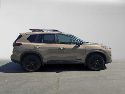 Used 2025 Nissan Rogue SV AWD/4WD image 2