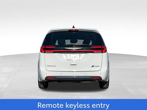 Used 2024 Chrysler Pacifica Select image 6