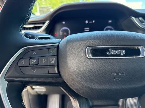 Used 2025 Jeep Grand Cherokee Altitude AWD/4WD image 36