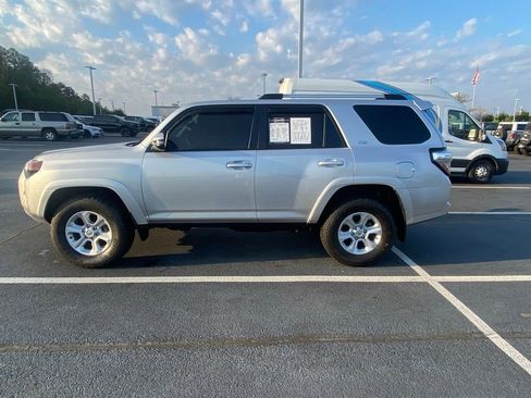 Used 2022 Toyota 4Runner SR5 Premium w/ Moonroof Package AWD/4WD image 4