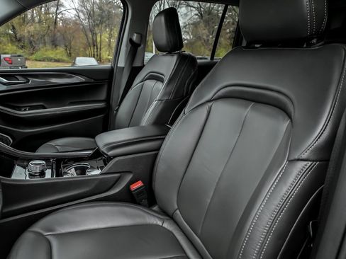 Used 2022 Jeep Grand Cherokee Laredo w/ Luxury Tech Group I image 15