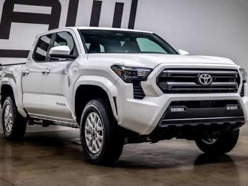 Used 2024 Toyota Tacoma SR5 AWD/4WD image 24