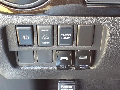 Used 2017 Nissan Titan SV image 28