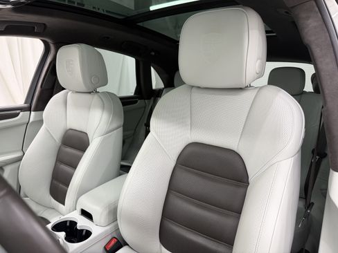 Certified 2021 Porsche Macan Turbo AWD/4WD image 5