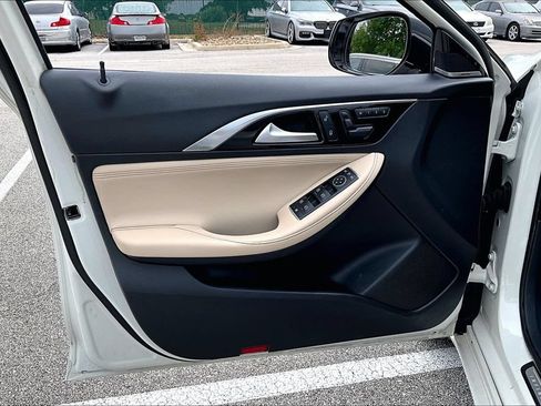 Used 2018 INFINITI QX30 Premium w/ Navigation Package FWD image 25