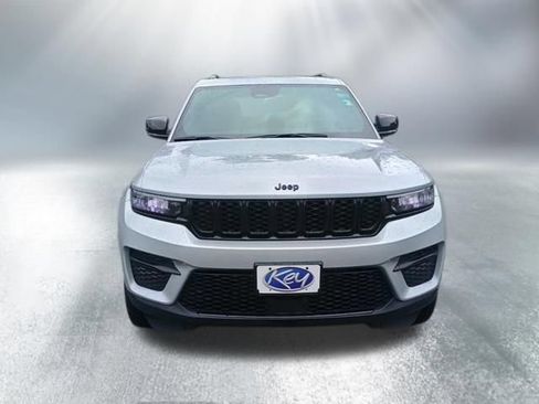 Used 2023 Jeep Grand Cherokee Altitude AWD/4WD image 9