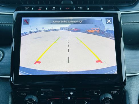 Used 2023 Jeep Grand Cherokee Limited w/ Black Appearance Package image 13