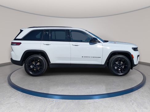 New 2026 Jeep Grand Cherokee Altitude AWD/4WD image 4