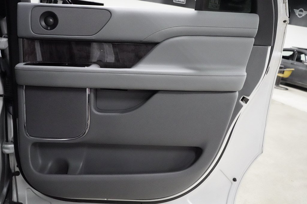 Used 2019 Lincoln Navigator L Select RWD image 25