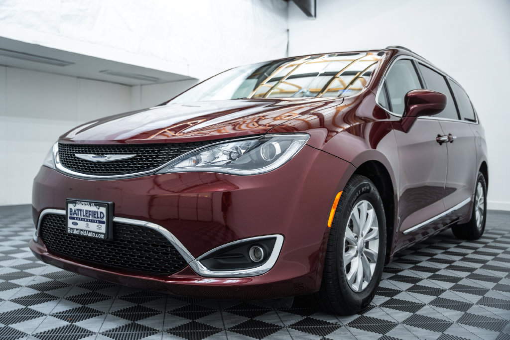 Used 2017 Chrysler Pacifica Touring-L FWD image 3