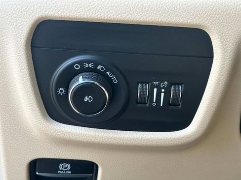 Used 2022 Jeep Grand Cherokee Limited w/ Luxury Tech Group II RWD image 28