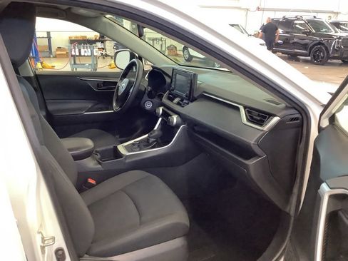 Used 2022 Toyota RAV4 LE AWD/4WD image 17