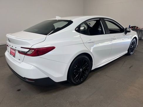 Used 2025 Toyota Camry SE image 3
