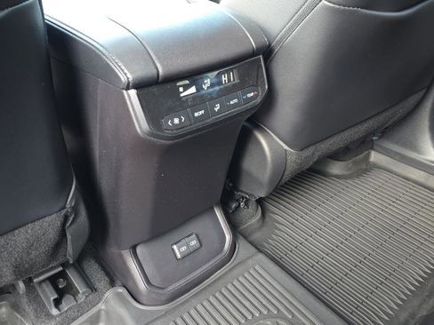 Used 2023 Toyota Highlander XLE image 16