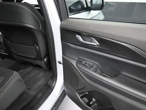 Used 2025 Jeep Grand Cherokee Laredo AWD/4WD image 20