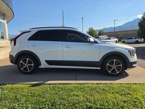 Used 2023 Kia Niro EX FWD image 4