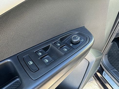 Used 2025 Volkswagen Taos SE w/ Panoramic Sunroof Package image 22