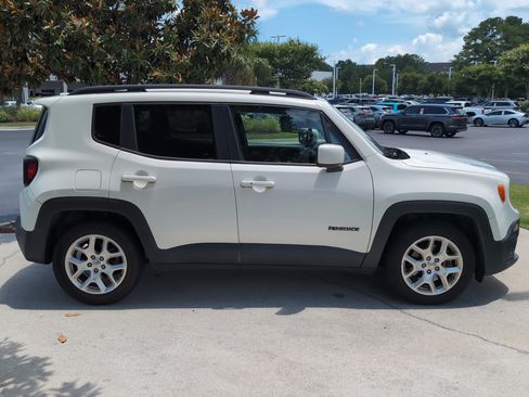 Used 2018 Jeep Renegade Latitude FWD image 11
