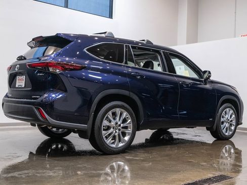 Certified 2026 Toyota Highlander Limited AWD/4WD image 9