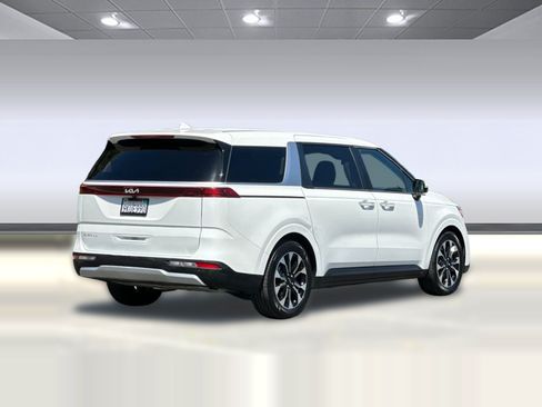 Used 2024 Kia Carnival EX FWD image 8