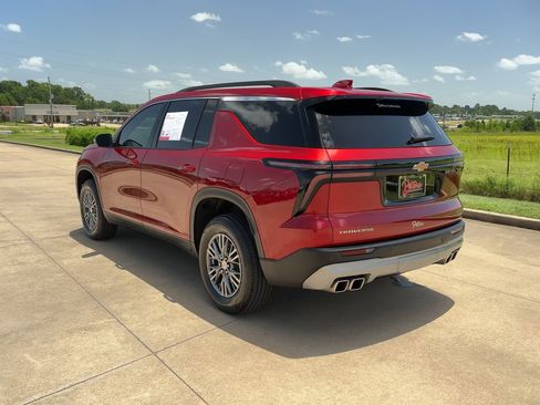 Used 2025 Chevrolet Traverse LT image 6