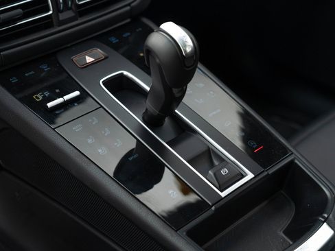 Certified 2025 Porsche Macan AWD/4WD image 26