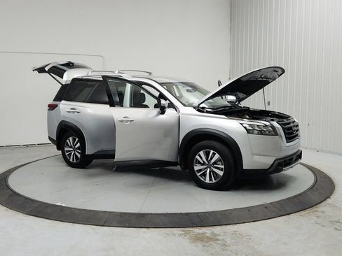 Used 2025 Nissan Pathfinder SL FWD image 10