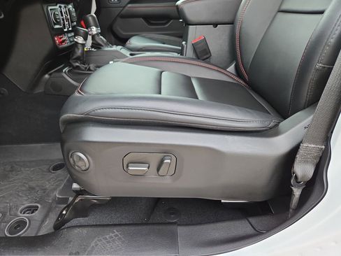 Used 2024 Jeep Gladiator Rubicon w/ Technology Group image 17