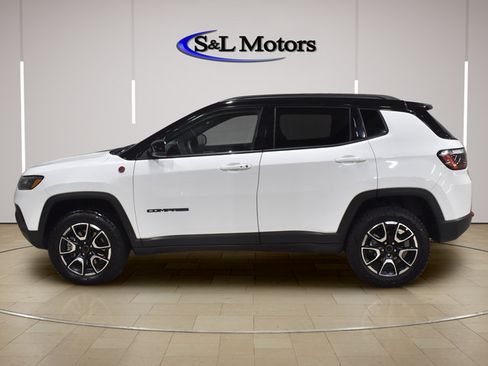 Used 2025 Jeep Compass Trailhawk AWD/4WD image 4