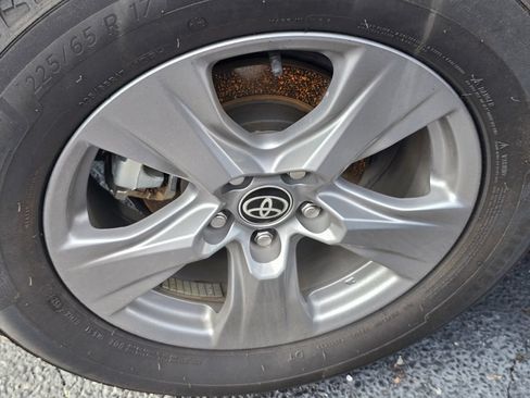 Used 2025 Toyota RAV4 XLE AWD/4WD image 10