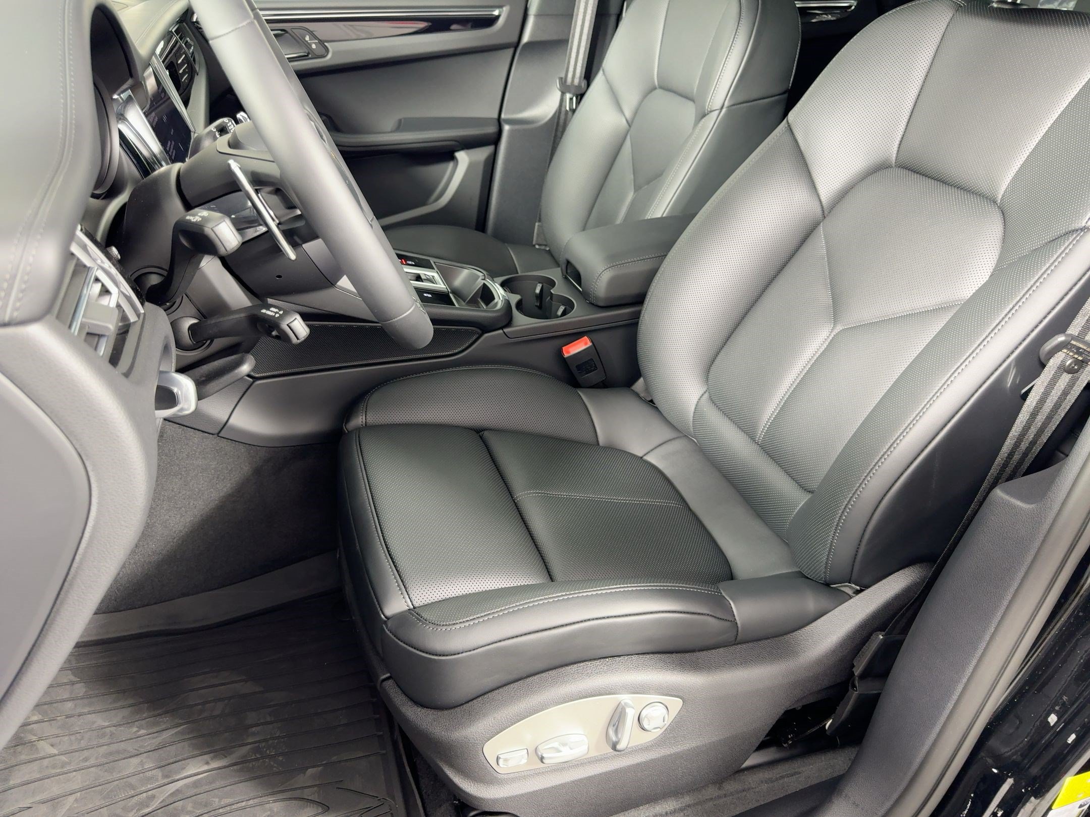 Certified 2026 Porsche Macan AWD/4WD image 5
