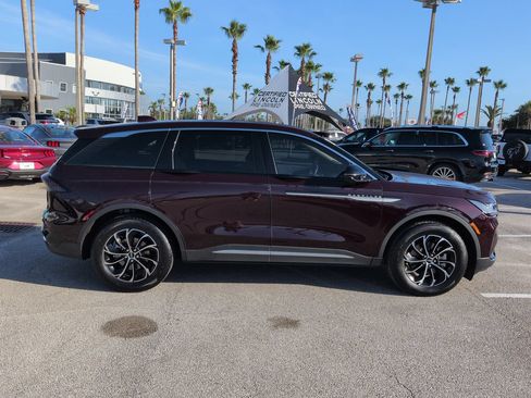 Used 2025 Lincoln Nautilus Premier AWD/4WD image 3