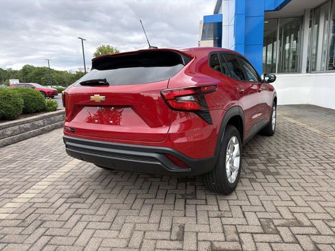 Used 2026 Chevrolet Trax LS w/ LS Convenience Package FWD image 5