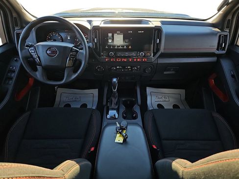 Used 2025 Nissan Frontier PRO-4X image 9