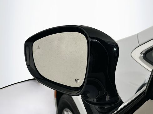 Used 2024 Chrysler Pacifica Touring-L image 16