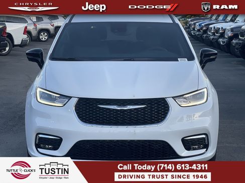 New 2026 Chrysler Pacifica Select FWD image 2