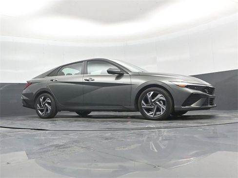 Used 2025 Hyundai Elantra SEL image 38