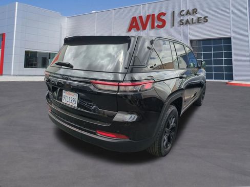 Used 2025 Jeep Grand Cherokee Altitude AWD/4WD image 5