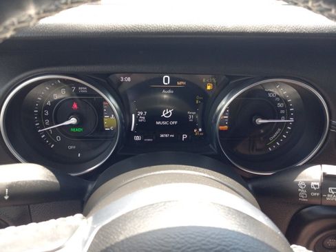 Used 2022 Jeep Wrangler Unlimited Sahara w/ Cold Weather Group AWD/4WD image 6