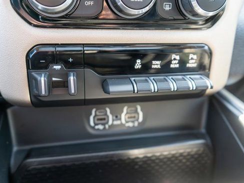 Used 2020 RAM 1500 Laramie AWD/4WD image 34
