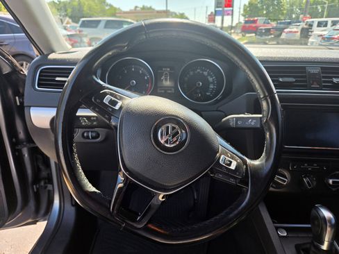 Used 2017 Volkswagen Jetta SE FWD image 6