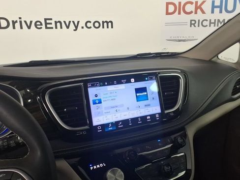 Used 2023 Chrysler Pacifica Limited FWD image 25