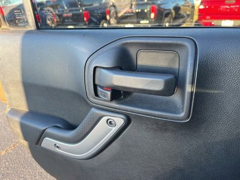 Used 2015 Jeep Wrangler Unlimited Rubicon w/ Dual Top Group image 10