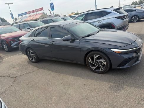 Used 2024 Hyundai Elantra Limited FWD image 3