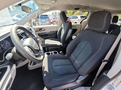 Used 2022 Chrysler Voyager LX FWD image 18