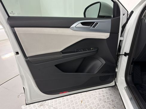 Used 2025 Volkswagen Taos SE w/ Panoramic Sunroof Package FWD image 27