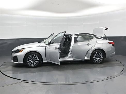 Used 2025 Nissan Altima 2.5 SV image 49