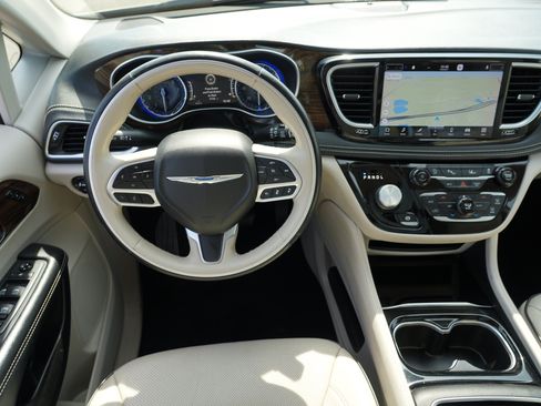 Used 2021 Chrysler Pacifica Limited AWD/4WD image 20