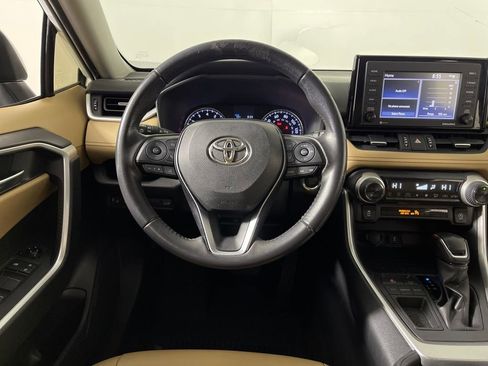 Used 2020 Toyota RAV4 XLE Premium image 15